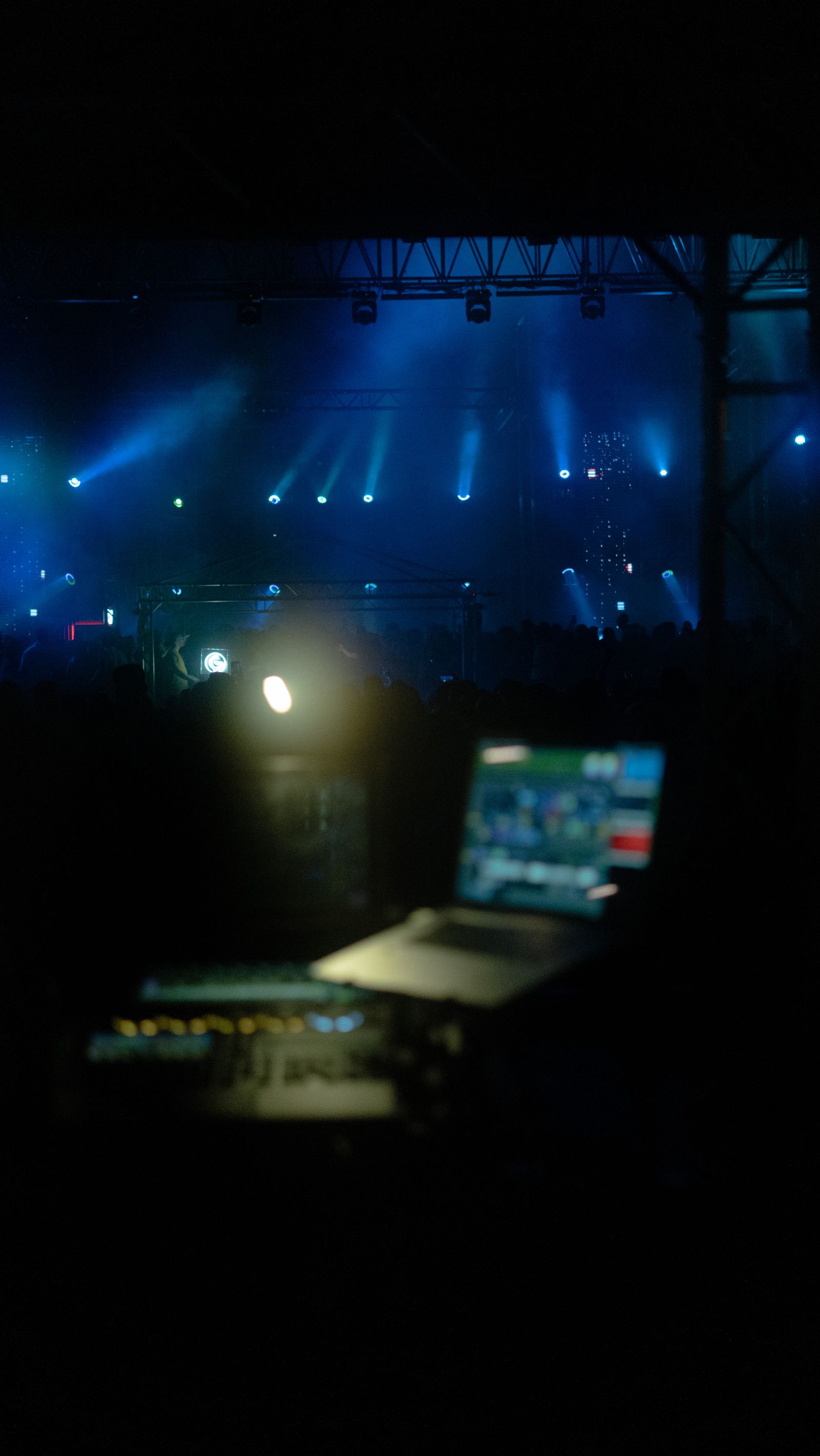 Equipo de sonido e iluminación profesional en concierto